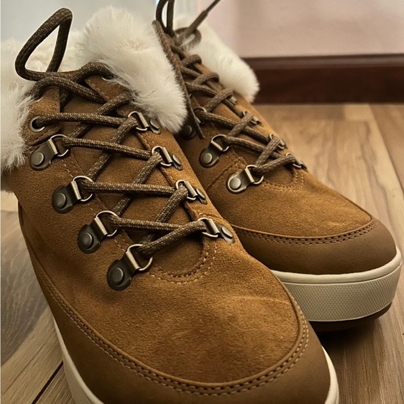 Koolaburra Brown and Cream Winter Boots with Suede Finish - Picture 3 of 4